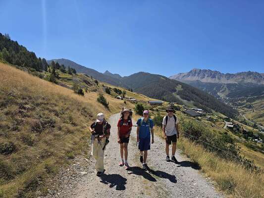 Balade à la montagne entre copains en colo